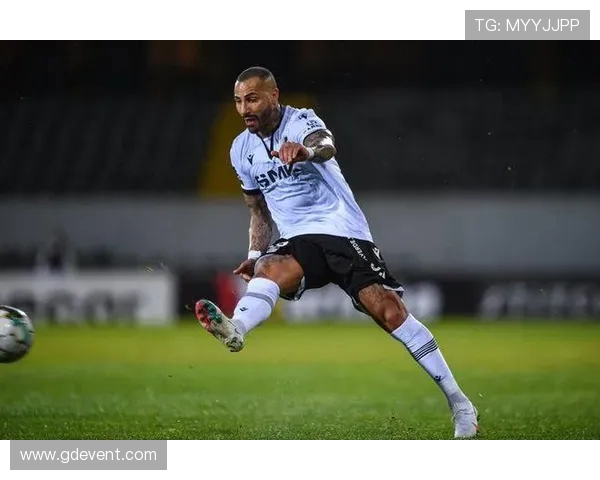 马纳法禁区外远射轰世界波 皮球直挂死角技惊四座