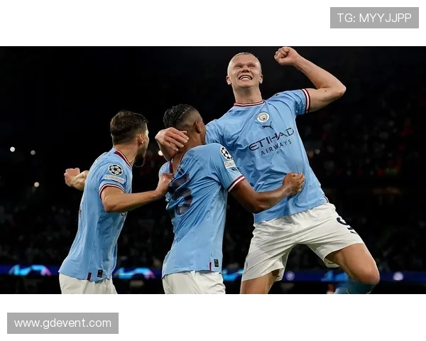 哈兰德分享全队庆祝合影感慨艰难时刻坚持不懈的奋斗精神