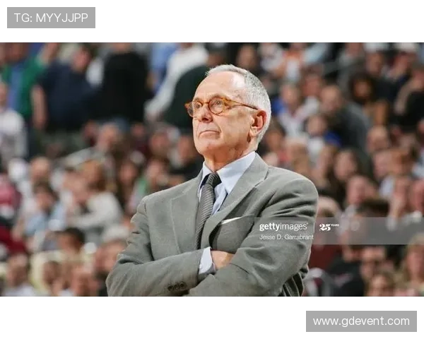 布朗强调需持续为A西蒙斯创造进攻空间其适应替补角色表现出色